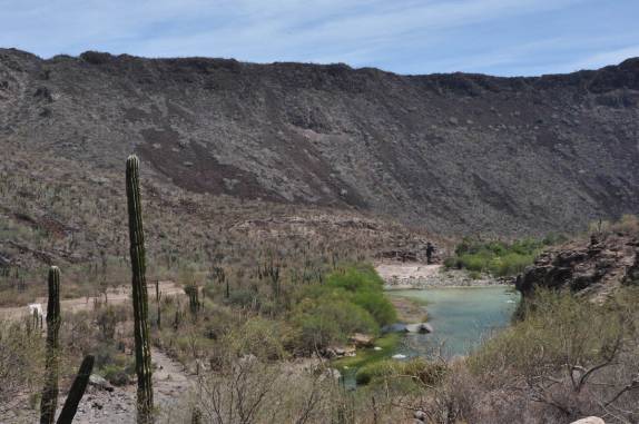 Represa forma pequeno oásis na região desértica ao redor de Loreto, na Baja California - México